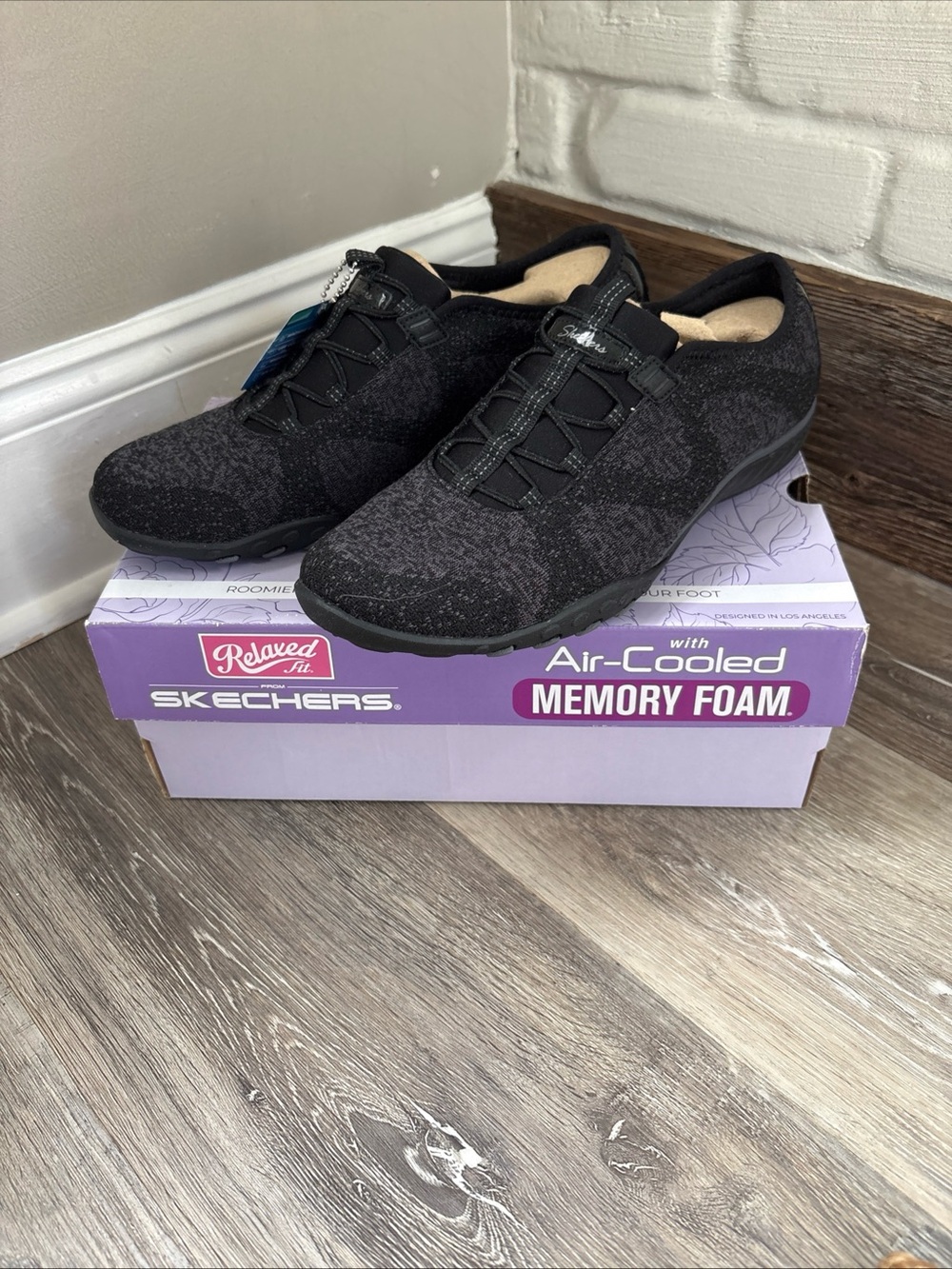 Skechers Womens Relaxed Fit Memory Foam Air Cooled  Walking Shoes Black Size 9.5